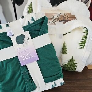 Stars Above Forest Green Pajama Set with Tree Blanket